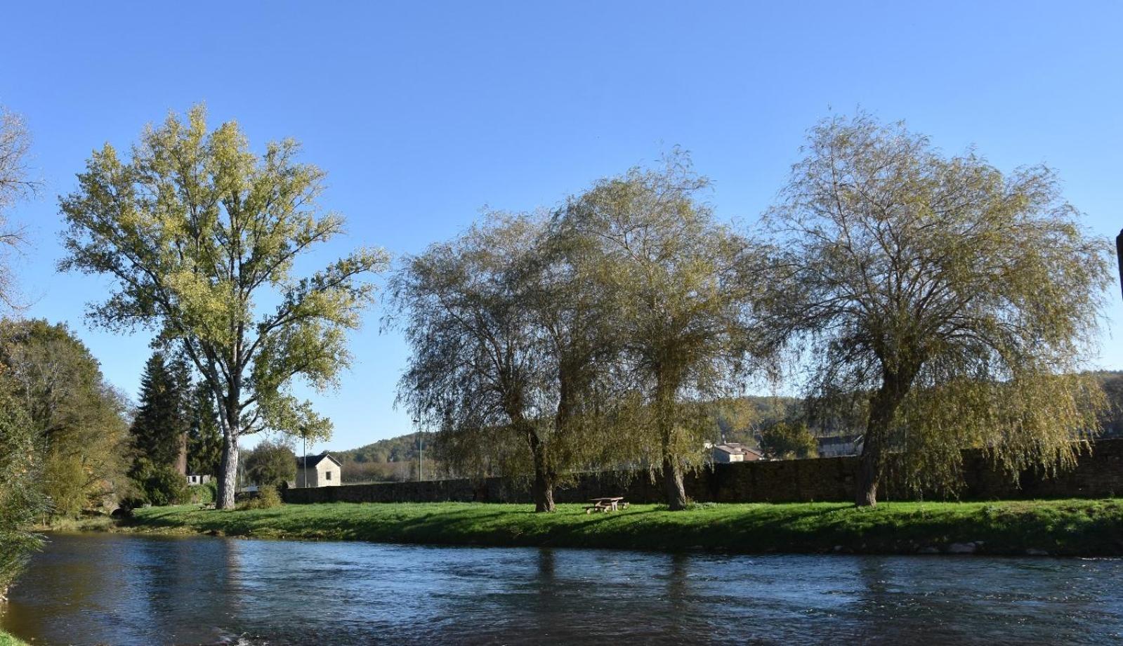 Joli De Caractere En Bord De Riviere